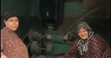 تعرف على  مراحل تبييض "أرز الشعير" بالقادوس التقليدى فى الدقهلية.. لايف