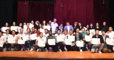 وزيرة الثقافة تسلم شهادات الدفعة الأولى لورشة ابدأ حلمك بالإسكندرية