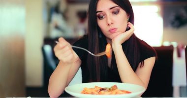 بتحس بالجوع وعايز تخس.. 4 طرق تساعدك على الشعور بالشبع غير الطعام