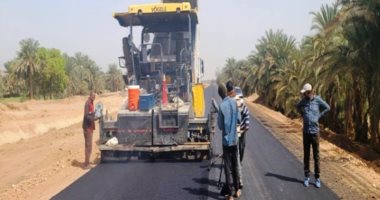 حياة كريمة.. تنفيذ مشروعات رفع كفاءة 3 طرق رئيسية بـ35 مليون جنيه فى أسوان