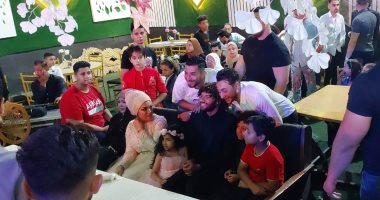 أول ظهور لزوجة محمد الننى وطفليهما فى حفل زفاف شقيقته بالمحلة.. صور