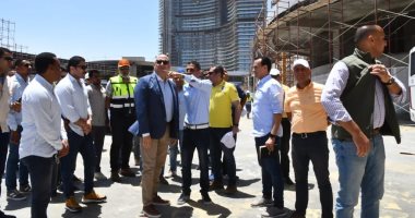 وزير الإسكان يتفقد مشروعات المنطقة الشاطئية بمدينة العلمين الجديدة