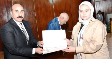 محافظ أسوان يكرم أوائل الشهادة الإعدادية والفائزين فى مسابقات الجمهورية.. صور