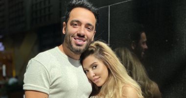 رامى جمال يوجه سؤالاً لجمهوره: كام واحد يحب أول ديو بينى وبين زوجتى ناريمان