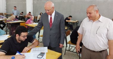 رئيس جامعة بنها يتفقد لجان الامتحانات بـ 6 كليات.. صور