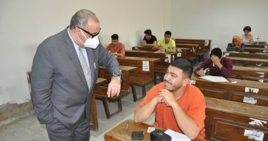 رئيس جامعة حلوان يتفقد امتحانات كلية الآداب ومبنى الاختبارات الإلكترونية 