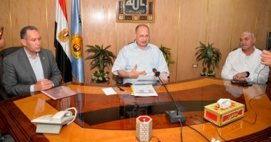 بالأسماء.. محافظ أسيوط يهنئ الطلاب الأوائل فى الشهادة الإعدادية.. فيديو