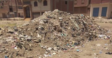 شكوى من تراكم القمامة بجوار مصرف في فاقوس بالشرقية.. والمحافظة تستجيب