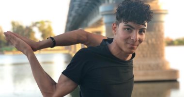 الشاب المطاطى.. "هيما فليكس" يخطف الأنظار بجسمه المرن ومهاراته الخارقة.. يدير رأسه ورقبته للخلف 180 درجة.. يمرر جسمه من الحديد.. ويؤكد: أمارس المهارات الصعبة والخطيرة منذ 3 سنوات.. مرونة جسمي مكنتني من احترافها
