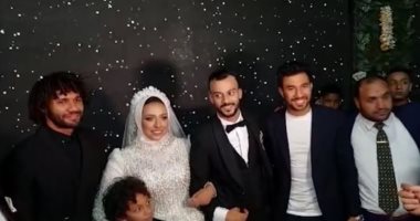 تريزيجيه والننى يلتقطان الصور التذكارية فى حفل زفاف شقيقة لاعب أرسنال