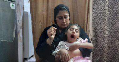 "ريتاج" طفلة من الإسكندرية ولدت بشلل وأصيبت بالضمور.. والصحة توجه بفحص حالتها