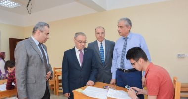 رئيس جامعة طنطا يتفقد لجان الامتحانات بكلية الهندسة