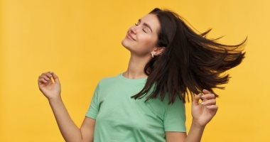 تطويل الشعر بطريقة طبيعية.. 4 أعشاب وزيوت مثالية 