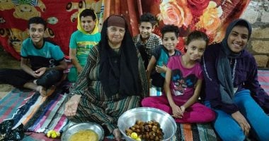 سيدة "المريسة" الواحاتية.. الحاجة فاطمة أشهر صانعة عصير بلح أورجانيك بالليمون في الوادي الجديد.. تتغنى بروائع الفولكلور الواحاتى الأصيل.. وتؤكد: يصلح لجميع الأعمار ومتاح فى كل أيام السنة.. صور وفيديو