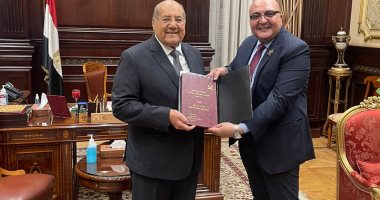 عمرو عزت نائب التنسيقية يهدى رئيس ووكيل الشيوخ دراسته "مصر والقارة الأفريقية"
