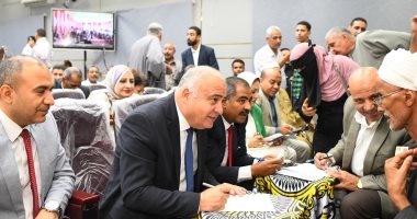 محافظ قنا يستعرض جهود الدولة فى تنفيذ المشروعات ويبحث شكاوى 500 مواطن بأبوتشت