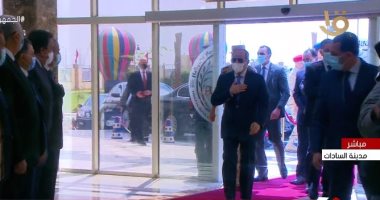 الرئيس السيسي يصل مقر افتتاح مشروعات مجمع الإنتاج الحيوانى والألبان بالسادات