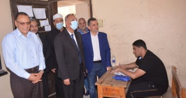 محافظ الشرقية يتفقد لجان امتحانات الثانوية الأزهرية بمعهد الصفوة.. صور