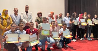 الناجح يرفع إيده.. الأقصر تكرم 13 متفوقا فى "الإعدادية".. وكيل تعليم الأقصر يقدم شهادات تقدير ودعما ماليا للطلبة الأوائل.. ويؤكد:  الطلاب أثبتوا أن خلفهم أسر ناجحة تسعى لتفوق أبنائها.. فيديو وصور