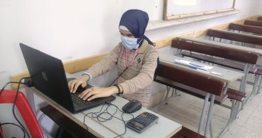 وزير التعليم يهنئ أول طالبة كفيفة تجتاز اختبارات الإعدادية بالكمبيوتر بمجموع 265.5