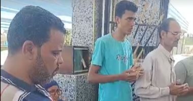 حزن وبكاء أهالى قرية مناوهلة عقب دفن الشاب الغارق فى بحر شبين بالمنوفية "لايف"