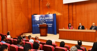 محافظ أسوان يفتتح ورشة عمل المنح الدراسية للشباب والفتيات.. صور