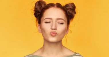 وصفات طبيعية للتخلص من تجاعيد الشفاه.. أسهلها السكر