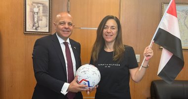 سفارة مصر فى سول تسلم أبناء الجالية تذاكر مباراة منتخبنا مع كوريا.. صور 