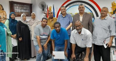 "تعليم أسوان" تكرم أعضاء مركز التطوير التكنولوجى بعد نجاح معارض "الأيسف"