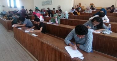 رئيس جامعة المنيا يتابع سير امتحانات نهاية العام بكلية الطب البيطرى