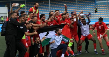 المصرى يهنئ ياسر حمد لاعب الفريق بعد مشاركته فى تأهل فلسطين لكأس آسيا