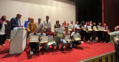 الفرحة حلوة.. لحظة تكريم 13 طالبا بالأقصر حصدوا الدرجات النهائية بالإعدادية.. لايف