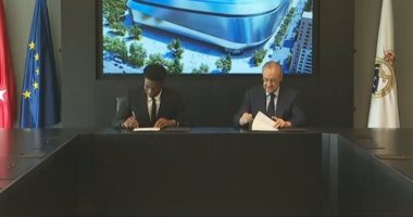 تشوامينى يوقع على عقود انتقاله إلى ريال مدريد فى حضور بيريز.. صور