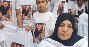 أصدقاء شاب قتل أمام محله يرتدون تيشيرتات بصورته قبل الحكم على المتهمين.. لايف