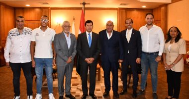 وزير الرياضة يلتقى السباحين المشاركين فى محاولة عبور المانش بين إنجلترا وفرنسا