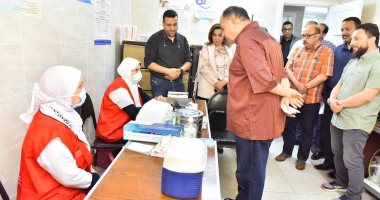 محافظ أسيوط يعلن استمرار حملة طرق الأبواب للتطعيم بلقاح كورونا