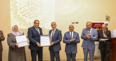 رئيس جامعة الزقازيق يكرم الإدارات الحاصلة على شهادة الأيزو