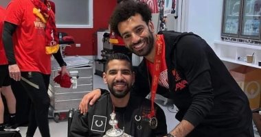 كواليس غرفة الملابس.. محمد صلاح يفاجئ مؤمن زكريا فى ليفربول