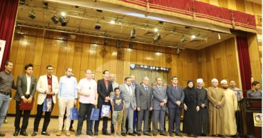محافظ المنيا يكرم متبرعين منتظمين ومتطوعين بالمركز الإقليمى لنقل الدم