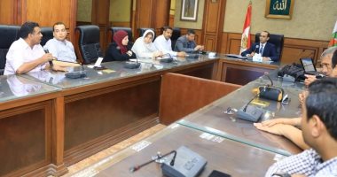 نائب محافظ سوهاج يجتمع بأعضاء فريق عمل مبادرة "صوتك مسموع"