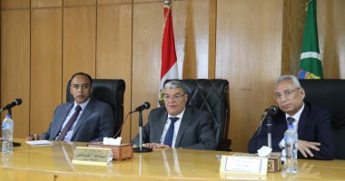 محافظ المنيا يكشف محاور الخطة السكانية باجتماع المجلس الإقليمى للسكان.. صور