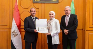 محافظ الإسماعيلية يكرم أوائل الإعدادية وأبطال العالم فى المصارعة.. صور