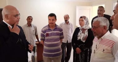 رئيس مدينة المحلة يفاجئ العاملين بالوحدة المحلية بميت الليت ويكافئ عمال النظافة