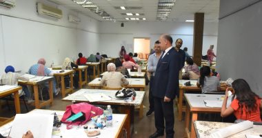 رئيس جامعة الأقصر يتفقد سير أعمال امتحانات نهاية العام الدراسى.. صور