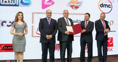الأعلى للإعلام ينظم احتفالية لتسليم 100 ترخيص جديد وشهادة توفيق أوضاع للصحف.. كرم جبر: نستهدف قيادة الإعلام للسوشيال ميديا.. ويسلم ترخيص مزاولة مهنة لـ"اليوم السابع" وقناة dmc وموقع تذكرتى ومنصة watch it