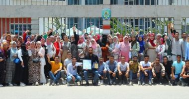 الصديق الجدع رزق.. طلاب تربية دمنهور يكرمون صديقهم لقيامه بمساعدتهم فى الدراسة