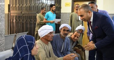 السكرتير المساعد لمحافظة قنا يتفقد سير العمل بالمركز التكنولوجى