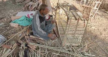 صنايعى من الزمن الجميل.. عم فوزى بيحول الجريد لأنتريه ومرجيحة.. فيديو