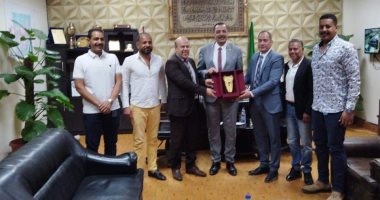 رئيس حى غرب شبرا الخيمة يكرم مواطنا أعاد لوحة مفقودة منذ نصف قرن للدولة.. صور