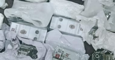 إحباط محاولة تهريب 100 ألف جنيه وساعات داخل طردين بمطار القاهرة.. صور